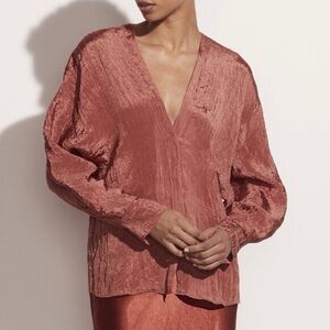 VINCE Textured Double V Popover In Light Sangre